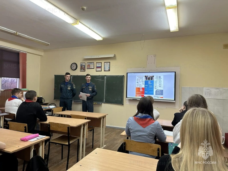 С учащимися 10-11 классов средней общеобразовательной школы поселка Рассвет была проведена агитационная работа по порядку поступления в Академию гражданской защиты МЧС России им. генерал-лейтенанта Д. И. Михайлика и в Санкт-Петербургский университет ГПС МЧС России.
