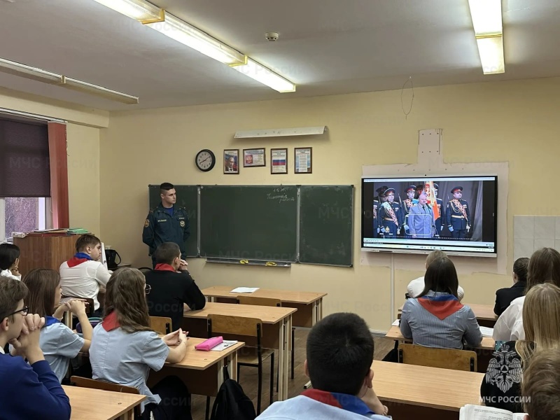 С учащимися 10-11 классов средней общеобразовательной школы поселка Рассвет была проведена агитационная работа по порядку поступления в Академию гражданской защиты МЧС России им. генерал-лейтенанта Д. И. Михайлика и в Санкт-Петербургский университет ГПС МЧС России.