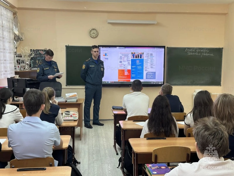 С учащимися 10-11 классов средней общеобразовательной школы поселка Рассвет была проведена агитационная работа по порядку поступления в Академию гражданской защиты МЧС России им. генерал-лейтенанта Д. И. Михайлика и в Санкт-Петербургский университет ГПС МЧС России.