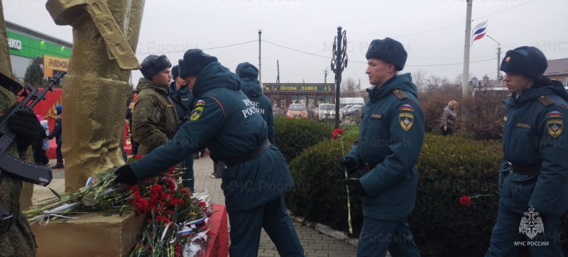 Военнослужащие спасательного центра приняли участие в церемонии возложения цветов к памятнику Неизвестного солдата в поселке Рассвет.
