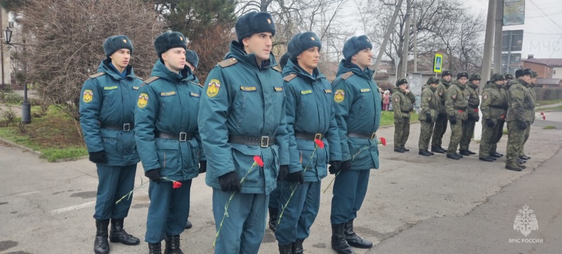 Военнослужащие спасательного центра приняли участие в церемонии возложения цветов к памятнику Неизвестного солдата в поселке Рассвет.