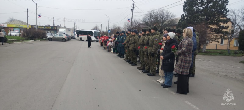 Военнослужащие спасательного центра приняли участие в церемонии возложения цветов к памятнику Неизвестного солдата в поселке Рассвет.
