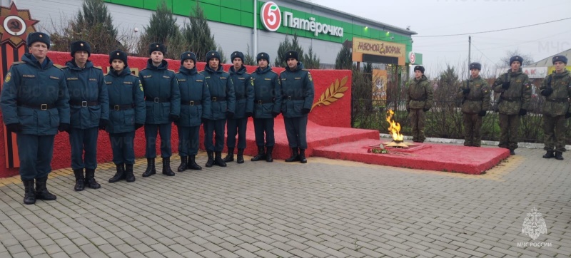 Военнослужащие спасательного центра приняли участие в церемонии возложения цветов к памятнику Неизвестного солдата в поселке Рассвет.