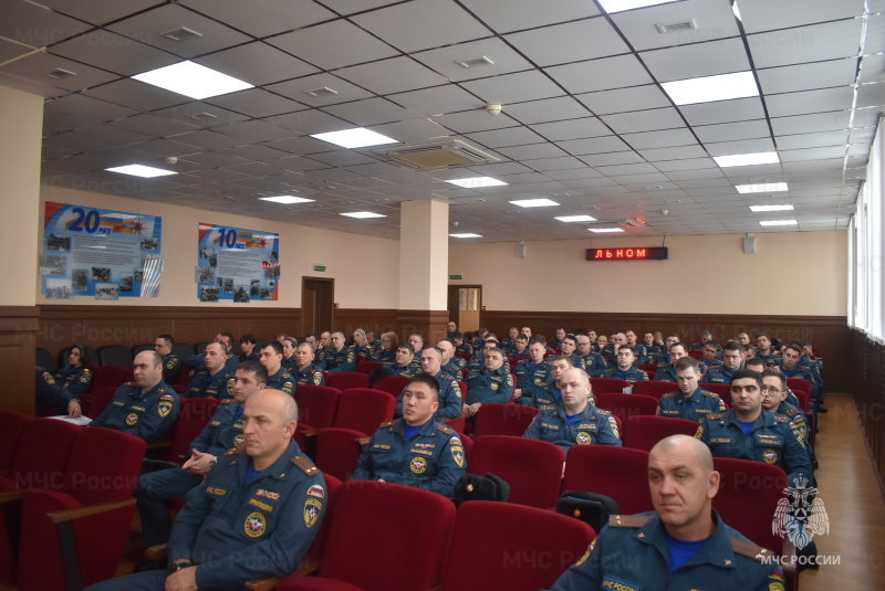 На подведении итогов за 2025 год исполняющий обязанности начальника спасательного центра вручил кубки и грамоты лучшим специалистам.