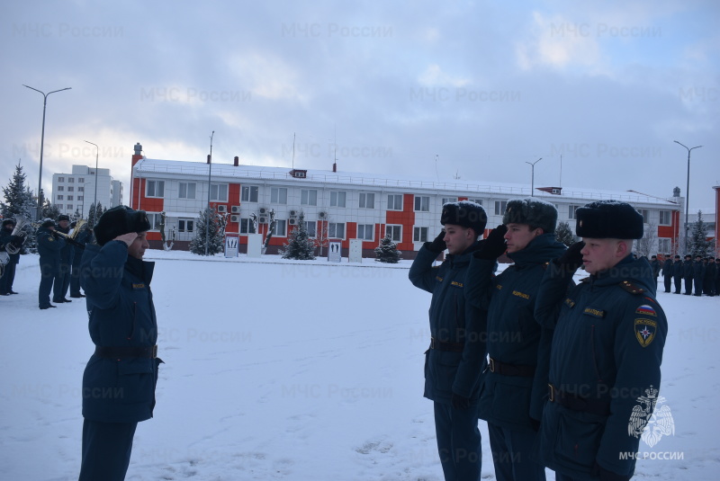 На торжественном построении, посвященном Дню спасателя Российской Федерации, исполняющий обязанности начальника СЦ вручил первые и очередные воинские звания, а также ведомственные награды.
