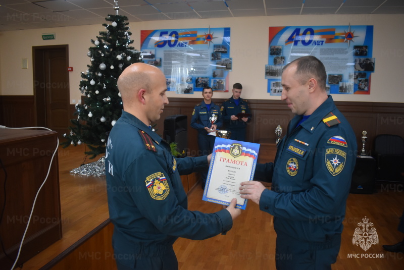На подведении итогов за 2025 год исполняющий обязанности начальника спасательного центра вручил кубки и грамоты лучшим специалистам.