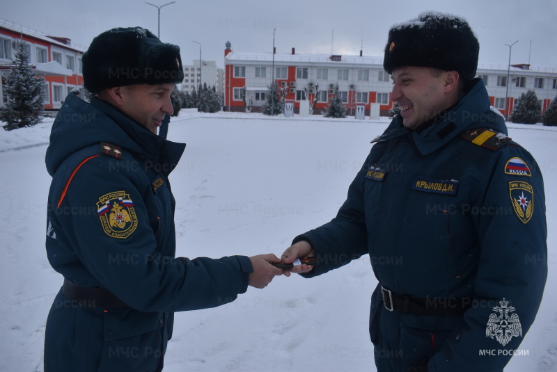 На торжественном построении, посвященном Дню спасателя Российской Федерации, исполняющий обязанности начальника СЦ вручил первые и очередные воинские звания, а также ведомственные награды.