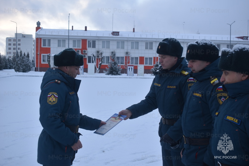 На торжественном построении, посвященном Дню спасателя Российской Федерации, исполняющий обязанности начальника СЦ вручил первые и очередные воинские звания, а также ведомственные награды.