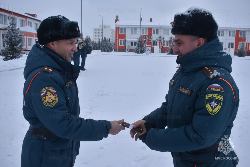 На торжественном построении, посвященном Дню спасателя Российской Федерации, исполняющий обязанности начальника СЦ вручил первые и очередные воинские звания, а также ведомственные награды.