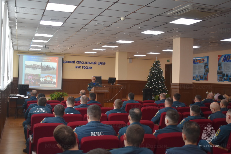 На подведении итогов за 2025 год исполняющий обязанности начальника спасательного центра вручил кубки и грамоты лучшим специалистам.