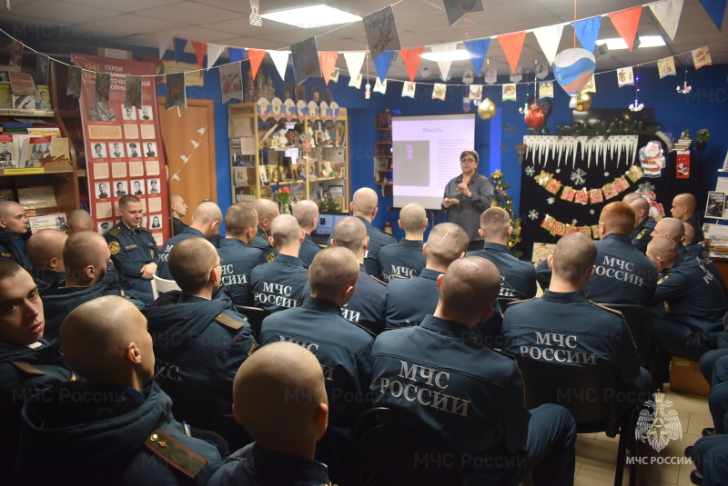 В библиотеке спасательного центра прошла литературная гостиная на тему «Толкиен. История любви.»