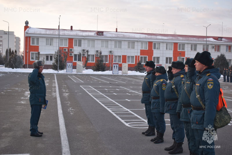 Начальник спасательного центра поздравил личный состав с Днём инженерных войск Российской Федерации, а также вручил ведомственные награды и воинские звания.