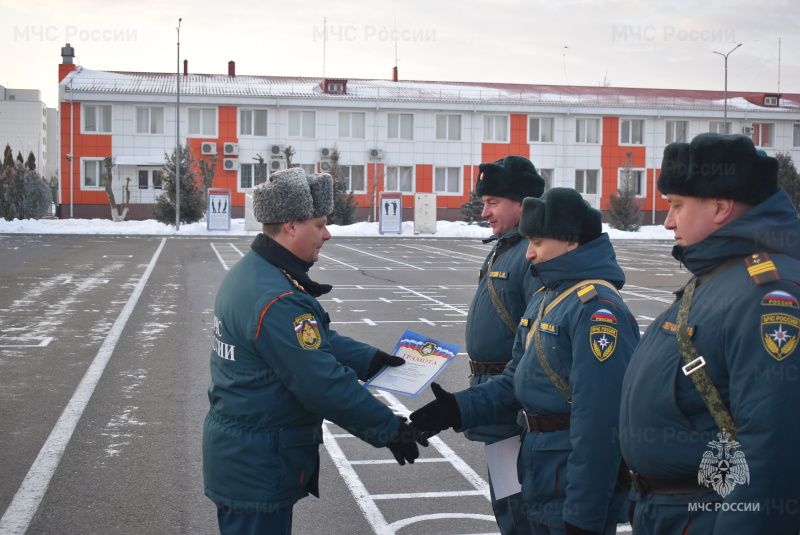 Начальник спасательного центра поздравил личный состав с Днём инженерных войск Российской Федерации, а также вручил ведомственные награды и воинские звания.
