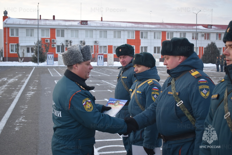 Начальник спасательного центра поздравил личный состав с Днём инженерных войск Российской Федерации, а также вручил ведомственные награды и воинские звания.
