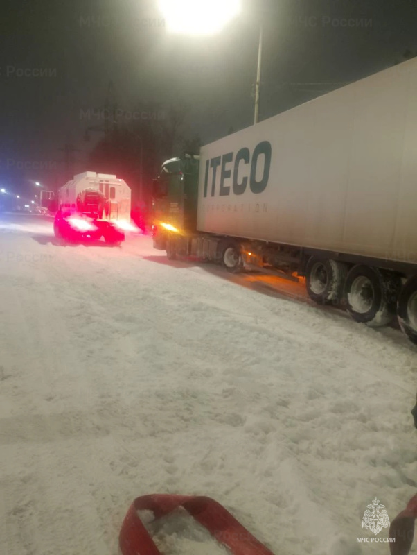 Военнослужащие Донского СЦ оказали помощь водителям большегрузного транспорта на трассе М4-"Дон".