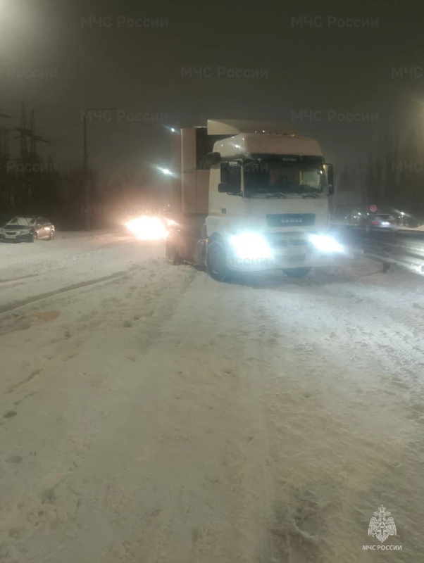 Военнослужащие Донского СЦ оказали помощь водителям большегрузного транспорта на трассе М4-"Дон".