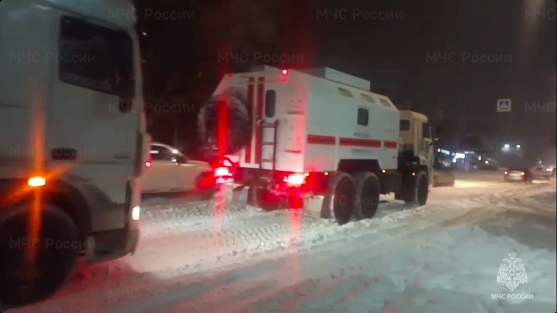 Военнослужащие Донского СЦ оказали помощь водителям большегрузного транспорта на трассе М4-"Дон".