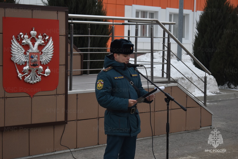 Ha постоянной основе с личным составом спасательного центра проводится политическое информирование.