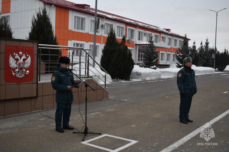 Ha постоянной основе с личным составом спасательного центра проводится политическое информирование.