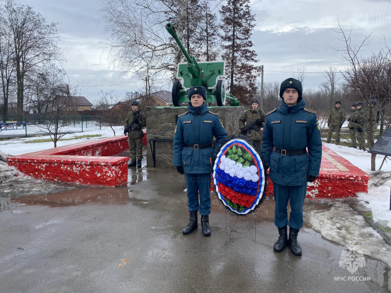 В поселке Рассвет, возложили цветы к памятнику Неизвестному солдату в честь освобождения Ростова-на-Дону и Аксайского района от немецко фашистских захватчиков.