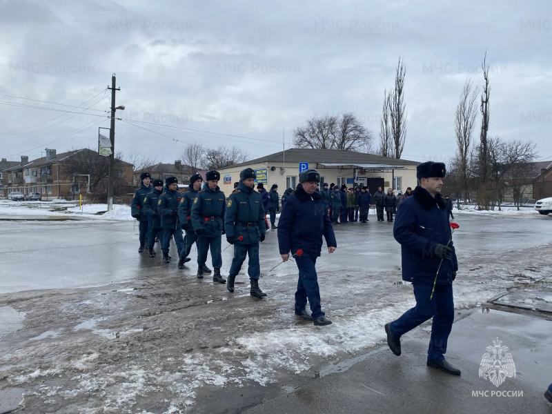 В поселке Рассвет, возложили цветы к памятнику Неизвестному солдату в честь освобождения Ростова-на-Дону и Аксайского района от немецко фашистских захватчиков.