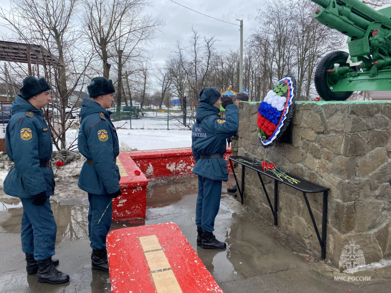 В поселке Рассвет, возложили цветы к памятнику Неизвестному солдату в честь освобождения Ростова-на-Дону и Аксайского района от немецко фашистских захватчиков.