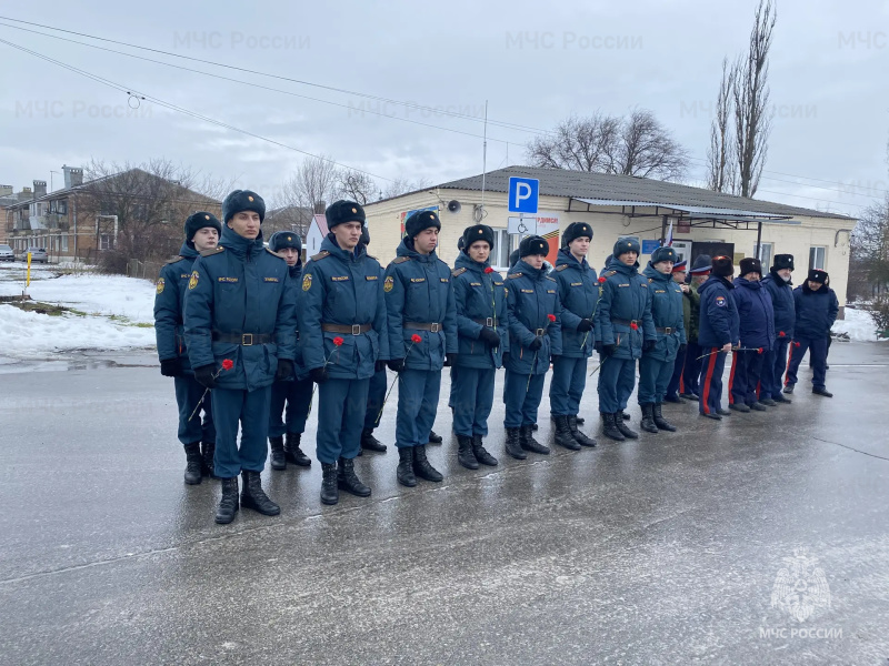 В поселке Рассвет, возложили цветы к памятнику Неизвестному солдату в честь освобождения Ростова-на-Дону и Аксайского района от немецко фашистских захватчиков.