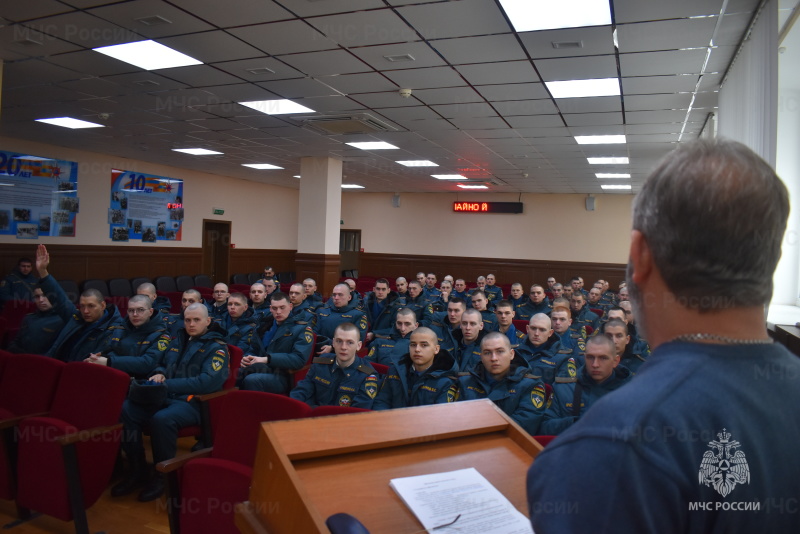 Ветеран СЦ, командир части с 1997 по 2002 год, А.А. Агеев провёл урок мужества с военнослужащими по призыву на тему "Вывод советских войск из Афганистана".