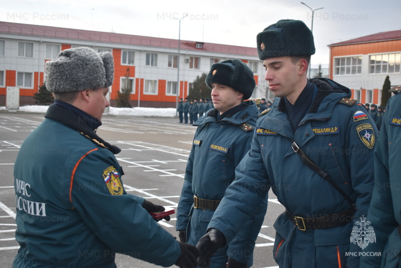 На торжественном построении, посвященном Дню защитника отечества, начальник спасательного центра вручил очередные воинские звания и ведомственные награды.