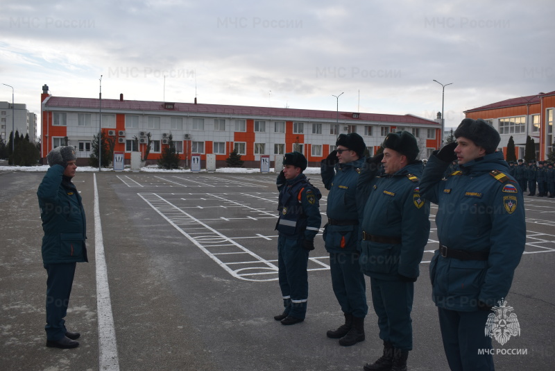 На торжественном построении, посвященном Дню защитника отечества, начальник спасательного центра вручил очередные воинские звания и ведомственные награды.