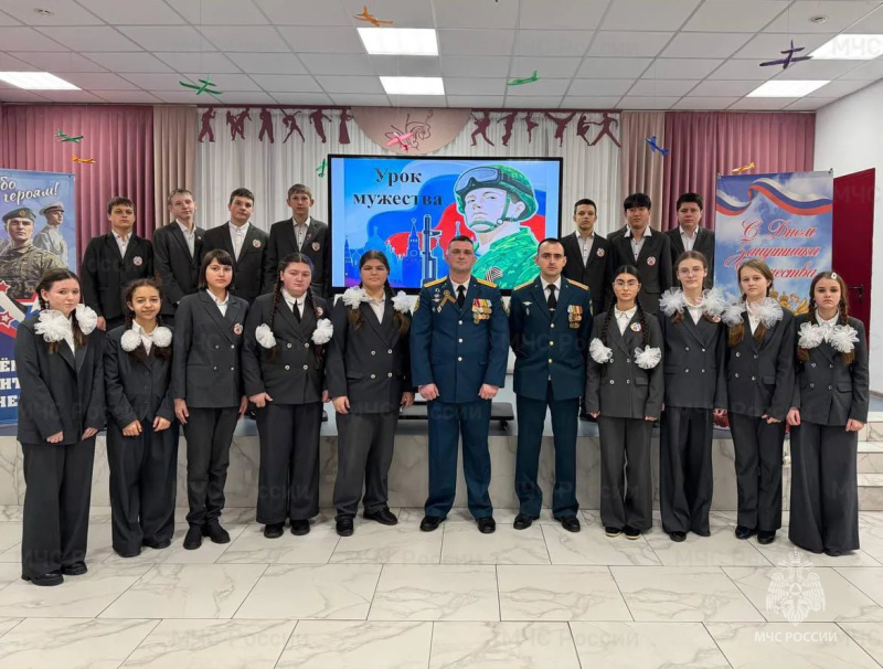 Офицерами Донского СЦ был проведён урок мужества с учащимися 8-х классов МБОУ лицея №10.