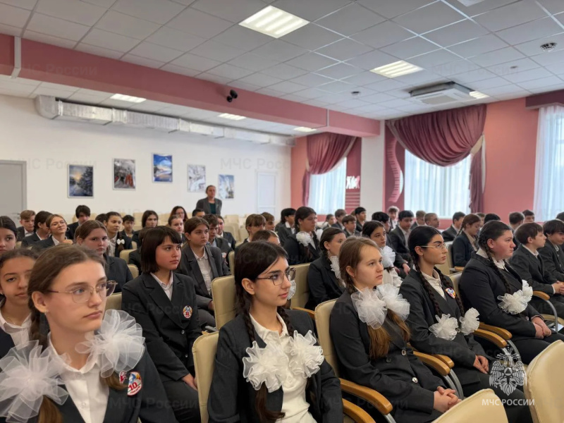 Офицерами Донского СЦ был проведён урок мужества с учащимися 8-х классов МБОУ лицея №10.