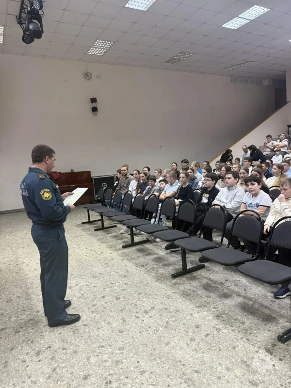 Офицерами Донского спасательного центра был проведён урок мужества с учащимися 6-9 классов МБОУ Рассветовской СОШ.