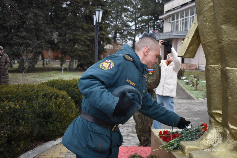 Возложение цветов к памятнику Неизвестного солдата в посёлке Рассвет.