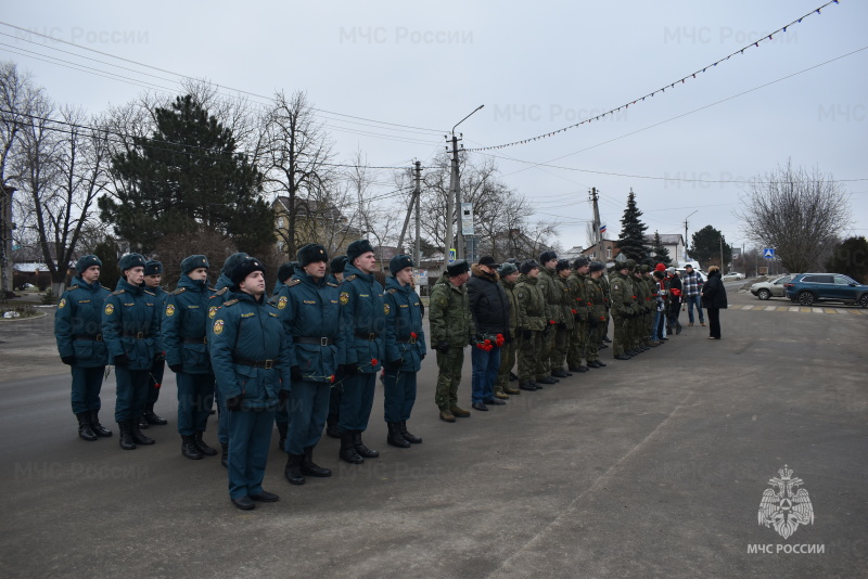 Возложение цветов к памятнику Неизвестного солдата в посёлке Рассвет.