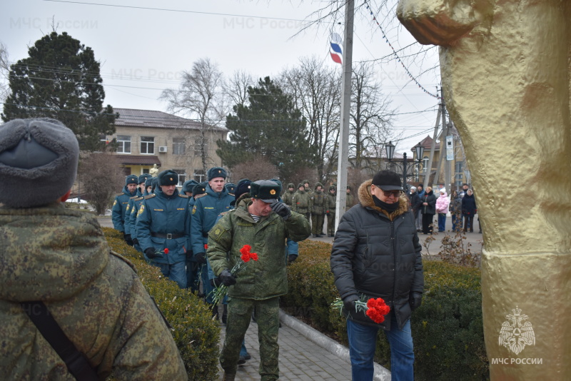 Возложение цветов к памятнику Неизвестного солдата в посёлке Рассвет.