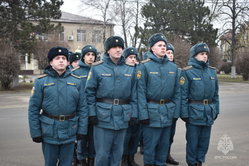 Возложение цветов к памятнику Неизвестного солдата в посёлке Рассвет.