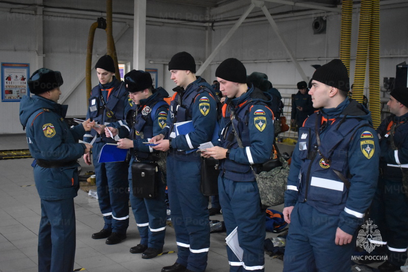 Заместителем начальника центра по спасательным работам был проведён смотр тревожных сумок.