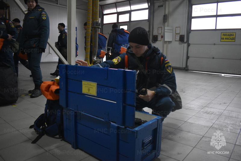 Заместителем начальника центра по спасательным работам был проведён смотр тревожных сумок.