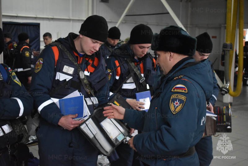 Заместителем начальника центра по спасательным работам был проведён смотр тревожных сумок.