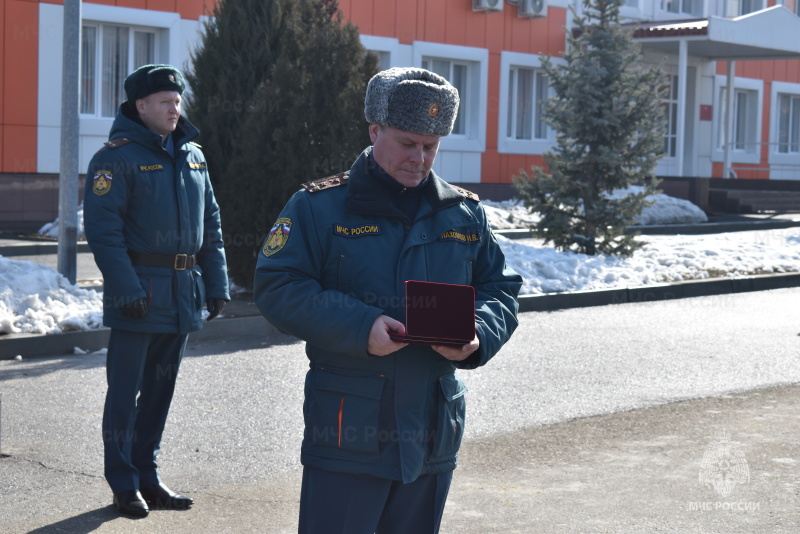 Начальник спасательного центра вручил очередные воинские звания и медали Суворова и «За отвагу».