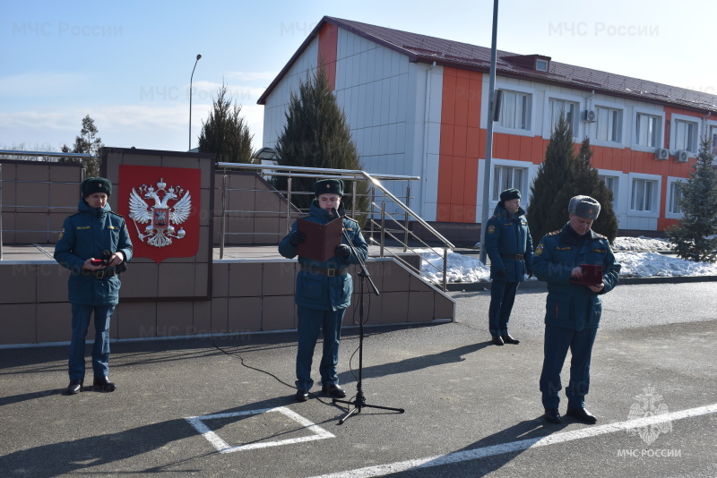 Начальник спасательного центра вручил очередные воинские звания и медали Суворова и «За отвагу».