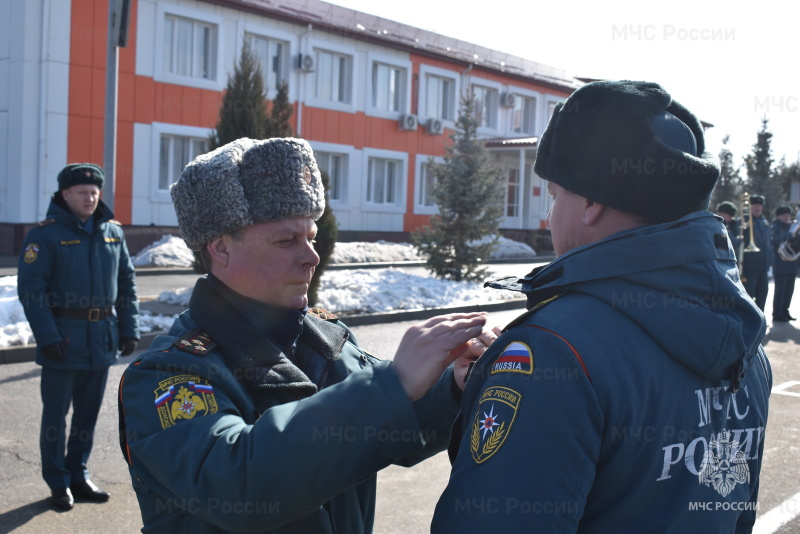 Начальник спасательного центра вручил очередные воинские звания и медали Суворова и «За отвагу».