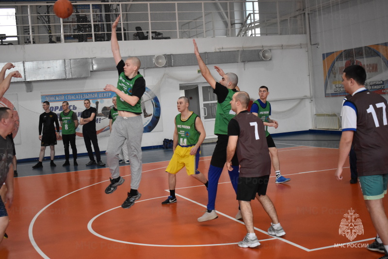 В спасательном центре прошел турнир по баскетболу между офицерами управления и военнослужащими 2 спасательного отряда.