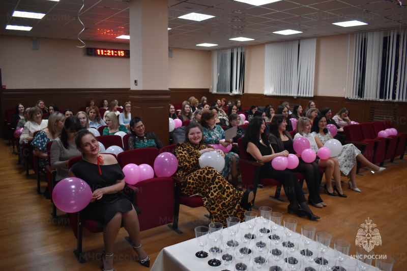 В преддверии Международного женского дня – 8 марта, был организован праздничный концерт для женского состава центра.