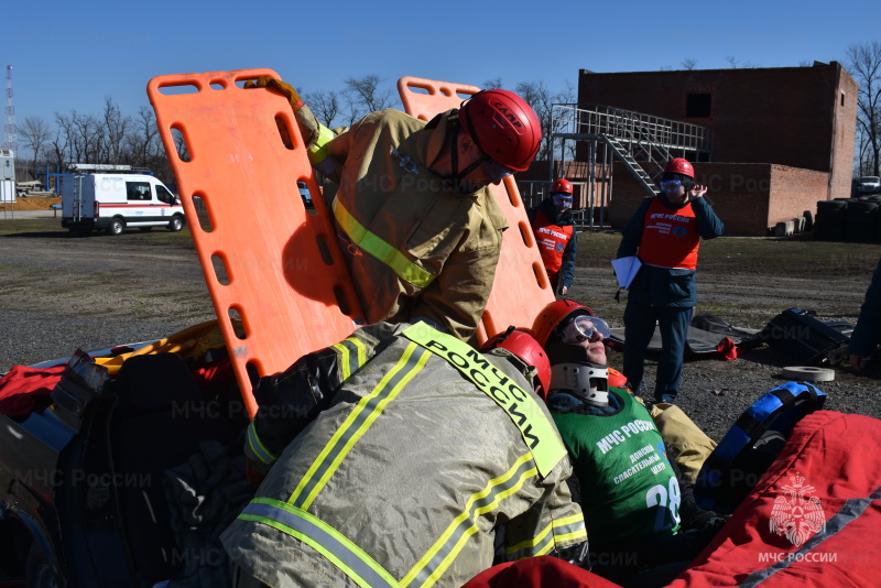 В спасательном центре прошел отборочный этап соревнований на звание «Лучшая команда МЧС по проведению аварийно-спасательных работ при ликвидации последствий аварий на автомобильном транспорте».