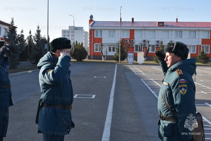 Исполняющий обязанности начальника центра вручил первые воинские звания прапорщик и лейтенант.