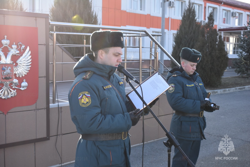 Исполняющий обязанности начальника центра вручил первые воинские звания прапорщик и лейтенант.