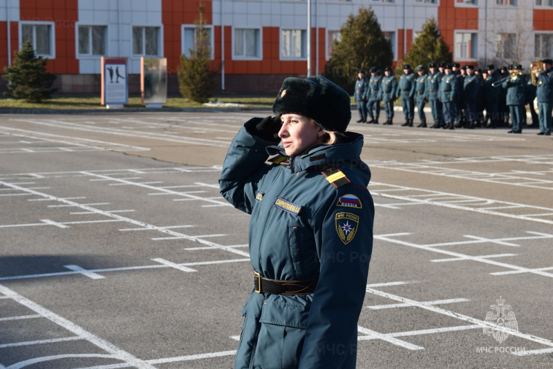 Исполняющий обязанности начальника центра вручил первые воинские звания прапорщик и лейтенант.