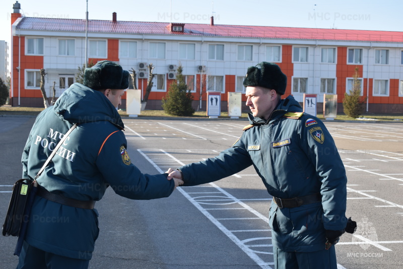 Исполняющий обязанности начальника центра вручил первые воинские звания прапорщик и лейтенант.
